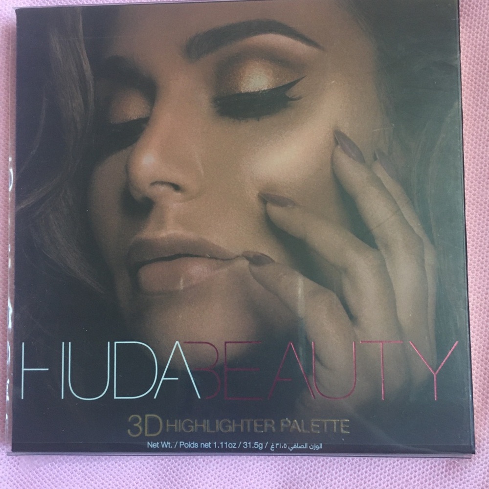 HUDA BEAUTY 3-D HIGHLIGHTER